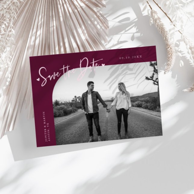 Reserva La Fecha Modern Script Heart Cranberry Curved Frame Photo (Subido por el creador)