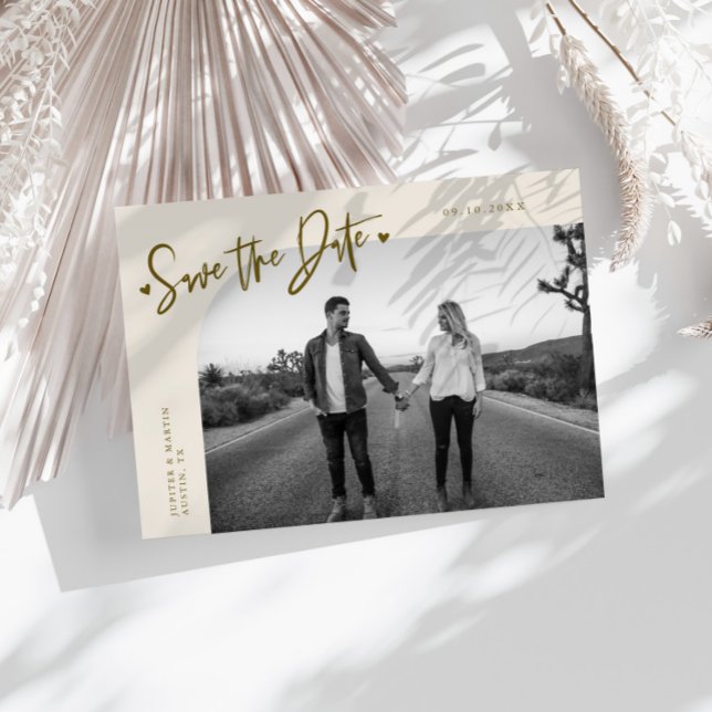 Reserva La Fecha Modern Script Heart Cream Curved Frame Photo (Subido por el creador)