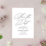Reserva La Fecha Moderna caligrafía mínima Boda negro<br><div class="desc">Anunciar las buenas noticias con estilo con esta elegante tarjeta de fecha guardar la caligrafía elegante. En el reverso hay más espacio para los detalles adicionales que desee proporcionar a sus huéspedes.</div>