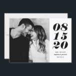 Reserva La Fecha Moderna tipografía de fecha negrita en blanco y ne<br><div class="desc">Moderna tipografía de fecha negrita en blanco y negro Photo Save the Date | Un personalizable guarda la tarjeta plana de fecha con tipografía audaz y rayas de patrón. Esta elegante foto permite guardar la tarjeta de fecha y es perfecta para cualquier tema boda y cualquier temporada. Puede realizar un...</div>