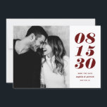 Reserva La Fecha Moderna tipografía de fecha negrita roja y blanca<br><div class="desc">Moderno rojo y blanco negrita tipografía de fecha Foto Guardar la fecha | Un personalizable guarda la tarjeta plana de fecha con tipografía audaz y rayas de patrón. Esta elegante foto permite guardar la tarjeta de fecha y es perfecta para cualquier tema boda y cualquier temporada. Personalice agregando los detalles...</div>
