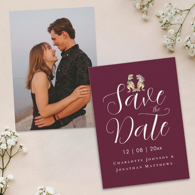 Reserva La Fecha Moderna y elegante Boda de Dinosaurios con foto di (Modern photo funny dinosaur bride and groom burgundy and cream wedding save the date T-Rex dino fun)