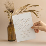 Reserva La Fecha Moderno Boda de oro de caligrafía mínima<br><div class="desc">Anunciar las buenas noticias con estilo con esta elegante tarjeta de fecha guardar la caligrafía elegante. En el reverso hay más espacio para los detalles adicionales que desee proporcionar a sus huéspedes.</div>