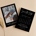 Reserva La Fecha Moderno calendario de fotos Minimalistas negro ele<br><div class="desc">Moderno calendario de fotos Minimalistas Black Elegant Save the Date. Personalice fácilmente reemplazando cada información. Por favor,  suba una foto vertical/vertical. Mueva el círculo haciendo clic en el Personalizar. Asegúrese de comprobar la previsualización antes de añadir al carrito. (Ejemplo de foto de Mikhail Nilov de Pexels)</div>