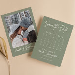 Reserva La Fecha Moderno calendario de fotos Minimalistas verdes de<br><div class="desc">Modern Green Sage Green Photo Calendar Boho Save the Date. Personalice fácilmente reemplazando cada información. Por favor,  suba una foto vertical/vertical. Mueva el círculo haciendo clic en el Personalizar. Asegúrese de comprobar la previsualización antes de añadir al carrito. (Ejemplo de foto de Mikhail Nilov de Pexels)</div>