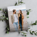 Reserva La Fecha Moderno y elegante foto vertical de dos<br><div class="desc">Esta sencilla pero elegante foto, al guardar la tarjeta de fecha, es la manera perfecta de anunciar su compromiso y su próximo boda a amigos y familiares. La parte frontal de esta vertical ahorra la fecha presenta un tratamiento de tipo moderno en blanco al final de una sola foto. La...</div>