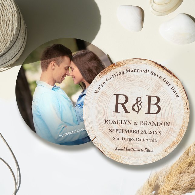 Reserva La Fecha Monograma Boda Rústico Madera Personalizado Foto (Monogram Rustic Wood cut slice custom engagement photo wedding save the date round card.)