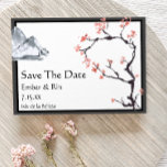 Reserva La Fecha Montaña Sakura | Borde Casual v2 Guardar la fecha<br><div class="desc">Esta montaña sakura | borde casual v2 excepto que la fecha es perfecta para su boda minimalista casual moderno. Este diseño presenta un árbol sakura con flores de cerezo, montañas acuáticas y una simple caligrafía para hacer especial a su boda en primavera, verano, otoño o invierno. Por favor, siéntase libre...</div>