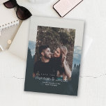 Reserva La Fecha Montaña Scene Photo Wedding Salven la fecha<br><div class="desc">Este hermoso paisaje montañoso es el telón de fondo perfecto para tu foto de Save the Date. Este diseño presenta un magnífico telón de fondo de montaña brumoso,  un marcador de posición para su fotografía y tipografía personalizado.</div>