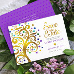 Reserva La Fecha Morado de murciélago Mitzvah con árbol de guiones<br><div class="desc">¡Asegúrate de que todos tus amigos y parientes puedan celebrar el hito de tu hija Bat Mitzvah! Envía este impresionante y gráfico árbol de Relieve metalizado dorado falso con la estrella brillante turquesa, verde azulada, morada y azul de David y las "hojas" de punto en un fondo blanco, personalizada tarjeta...</div>