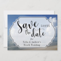 Nubes gordas sobre la playa Foto con Badge Save th