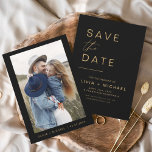 Reserva La Fecha Oro negro salva la foto elegante de fecha Minimali<br><div class="desc">Boda Elegant Black and Gold Save the Date Cards que tienen una foto en el frente. Las tarjetas Save the Date contienen una moderna tipografía de escritura cursiva con letras a mano que son elegantes,  simples y modernas para usar después de la minimalista celebración del día de la boda.</div>