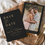 Reserva La Fecha Oro negro salva la foto Minimalista elegante<br><div class="desc">Boda negra y dorada Salven las tarjetas de fecha que tienen una foto en el frente. Las tarjetas Save the Date contienen una moderna tipografía de escritura cursiva con letras a mano que son elegantes,  simples y modernas para usar después de la minimalista celebración del día de la boda.</div>