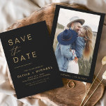 Reserva La Fecha Oro negro salva la foto Minimalista elegante<br><div class="desc">Boda negra y dorada Salven las tarjetas de fecha que tienen una foto en el frente. Las tarjetas Save the Date contienen una moderna tipografía de escritura cursiva con letras a mano que son elegantes,  simples y modernas para usar después de la minimalista celebración del día de la boda.</div>