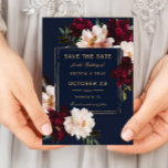 Reserva La Fecha Oscuro Moody Burgundy Rubor Navy Boda Floral Azul<br><div class="desc">Personalice esta elegante boda, ahorre la fecha fácil y rápidamente. Simplemente haga clic en el botón Editar usando herramientas de diseño para editar el texto, cambiar fuentes y colores de fuentes. Con hermosas flores reales de borgoña y rubia sobre un fondo azul marino oscuro. Elementos coincidentes disponibles en el almacén....</div>