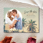 Reserva La Fecha Palmeras Tropicales Foto Boda de Playa<br><div class="desc">Las bodas ahorran las fechas perfectas para tu boda en la playa en una palmera con diseño de fotos en arco. Personalizar con sus datos de fotos y bodas,  envíe un correo a su familia y amigos pidiéndoles que reserven su fecha de boda.</div>