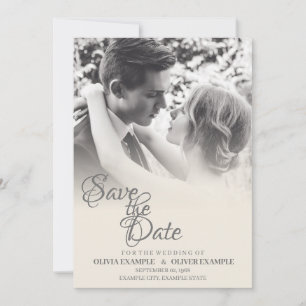 Reserva La Fecha Pareja de recién casados besándose en monocromo
