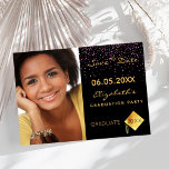 Reserva La Fecha Partido de Graduación de confetti morado negro<br><div class="desc">Foto Guardar la tarjeta de fecha para una fiesta de graduación. Al frente: Añade tu propia foto vertical del graduado. Un color de fondo negro de moda y un confetti morado se rocian. Plantillas para un nombre y una fecha. Cartas doradas. El nombre y el texto: Guardar la fecha se...</div>