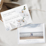 Reserva La Fecha Playa de Orquídea Blanca con Una Polvorienta Y Azu<br><div class="desc">Dusty Blue Seashell White Orchid Beach con Photo Save The Date Esta ducha de matrimonio de color agua cuenta con orquídeas blancas y pampas ruidosas con corales azules polvorientos que crean una boda perfecta en la playa. Es ideal para la playa, el verano, ruidoso, tropical, azul polvoriento, destino, boda de...</div>