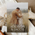 Reserva La Fecha Presupuesto Moderno Simple Tipo Nombres Foto Boda<br><div class="desc">Presupuesto Moderno Simple Tipo Nombres Foto Boda Save the Date muestra su foto de compromiso de tamaño completo para anunciar su próxima boda. La tipografía moderna crea una invitación elegante y minimalista.</div>