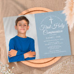 Reserva La Fecha Primera foto de la sagrada comunión de la agitada<br><div class="desc">Una elegante Primera Comunión sagrada salva la invitación de fecha con un delicado polvo de estrellas de plata. Puede personalizar con sus detalles de celebración en texto de moda y una foto especial sobre un polvoriento fondo azul. Diseñado por Thisisnotme©</div>