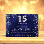 Reserva La Fecha Quinceanera chispas de plata azul marino<br><div class="desc">Un moderno Save the Date para una Quinceañera, 15 cumpleaños. Un fondo azul marino decorado con finos purpurinas plateados, chispas. El color azul es desigual. Personalice y agregue una fecha y un nombre/edad. El texto: Save the Date se escribe con un gran guión de estilo escrito a mano. Número 15...</div>