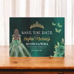 Reserva La Fecha Quinceanera del oro verde esmeralda<br><div class="desc">Anuncie su día especial con una encantadora Princesa Verde Esmeralda Quinceañera Guardar la invitación de la fecha. Con una paleta de colores verde esmeralda y detalles elegantes, esta invitación marca el tono para una celebración real. Adornado con delicados acentos para una princesa, captura perfectamente la magia de tu próxima quinceañera....</div>