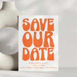 Reserva La Fecha Retro Groovy 70 Naranja brillante Boda de código Q<br><div class="desc">Haga que su día especial sea inolvidable desde el principio con esta tarjeta de inspiración retro "Salven nuestra fecha", que presenta una tipografía naranja audaz que recuerda a la groovía de los años 70. Perfecto para las parejas que aman la estética lúdica y nostálgica, este diseño le da un tono...</div>
