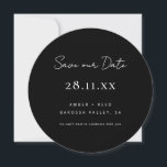 Reserva La Fecha Ronda simple Minimalista de círculo blanco y negro<br><div class="desc">Puede ser totalmente personalizado para satisfacer sus necesidades. © Gorjo Designs. Hecho para ti a través de la plataforma Zazzle. // ¿Buscando elementos coincidentes? Otra papelería del set disponible en la sección ‘colecciones’ de mi tienda. // ¿Necesita ayuda para personalizar su diseño? ¿Tienes otras ideas? No dude en ponerse en...</div>