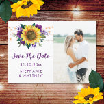 Reserva La Fecha Rustic Sunflower Luces Purple Photo Save the Date<br><div class="desc">Estas tarjetas de fecha ahorran el diseño rústico de girasol acuarela y rosa floral púrpura con luces de cuerda. Forman parte de una colección que incluye una amplia gama de invitaciones a la boda y artículos de papelería. Personalízalos con tu propio texto y foto. Visita nuestra tienda para ver toda...</div>