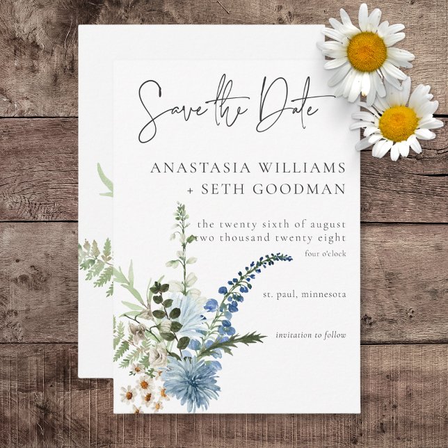 Reserva La Fecha Rústico Boda de Flores y Daisies Azul (Rustic Dusty Blue Wildflowers & Daisies Wedding Save the Date Card)