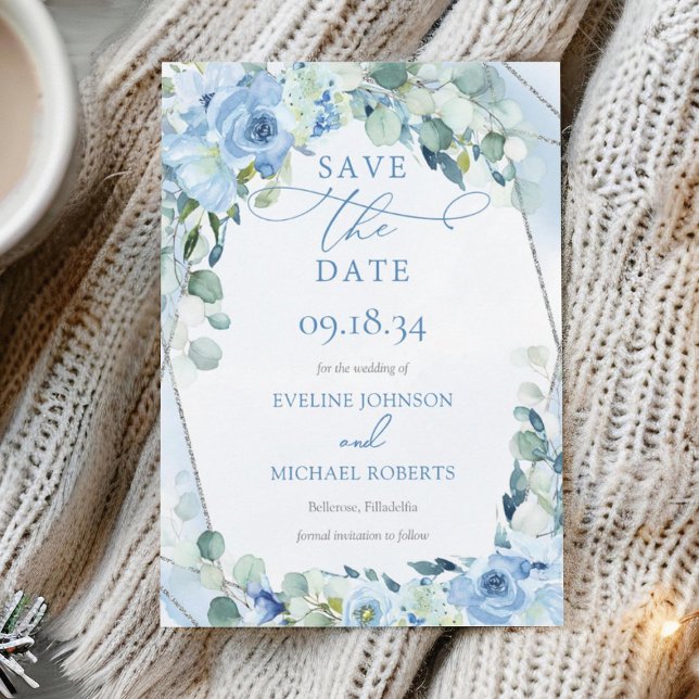 Reserva La Fecha Rústico Dusty Blue Floral purpurina de plata (Modern winter Save the date card with blue flowers and eucalyptus woven silver frame)
