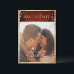 Reserva La Fecha Rústico Foto Rojo Dorado Plano Ahorra la Fecha<br><div class="desc">Una hermosa tarjeta de "Save the Date" con foto de boda para invitar a todos sus familiares y amigos a su ocasión especial. El fondo rústico de color rojo escarlata tiene un aspecto muy rico. Recortada en brillo dorado falso para establecer el tono de elegancia romántica y clásica. Salpicaduras de...</div>