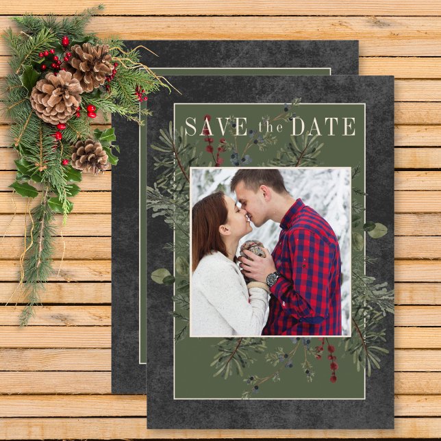 Reserva La Fecha Rústico invierno Berries y Pino Negro (Rustic Winter Berries & Pine Black Wedding Save the Date Card)