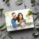 Reserva La Fecha Script sin tiempo | Foto Guardar la fecha<br><div class="desc">Una elegante boda ahorra la tarjeta postal de fecha diseñada para acomodar tu foto de compromiso horizontal o paisajista favorita de sangre completa. "Guardar la fecha" aparece en un guión de caligrafía con letras de color negro con sus nombres, fecha de boda y ubicación debajo. Las tarjetas cambian a un...</div>