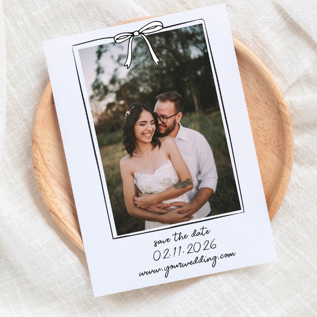 Reserva La Fecha Sencilla y caprichosa Moda de la mano de Casual (Announce your big day with our chic bow Save the Date card, with a timeless black and white design.)