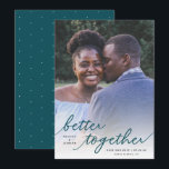 Reserva La Fecha Sencillamente Mejor Juntos Guiar la foto completa<br><div class="desc">Esta elegante foto de la tarjeta plana Save the Date presenta tipografía con letras a mano, que dice "mejor juntos" sobre una plantilla de foto con sangrado completo. Un overlay blanco en la parte inferior de la tarjeta permite que el texto destaque sobre casi cualquier foto! La parte posterior de...</div>