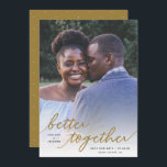 Reserva La Fecha Sencillamente Mejor Juntos Guiar la foto completa<br><div class="desc">Esta elegante foto de la tarjeta plana Save the Date presenta tipografía con letras a mano, que dice "mejor juntos" sobre una plantilla de foto con sangrado completo. Un overlay blanco en la parte inferior de la tarjeta permite que el texto destaque sobre casi cualquier foto! La parte posterior de...</div>