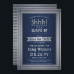 Reserva La Fecha ¡Shhh! Sorpresa Fiesta de Jubilación Elegante Mari<br><div class="desc">¿Puedes guardar un secreto? Invitar a colegas, compañeros de trabajo, familia y amigos a una elegante y emocionante celebración de retiro sorpresa con personalizado azul marino y falso Relieve metalizado plateado a salvar las invitaciones de fiesta de citas. Todo el texto de esta plantilla es sencillo de personalizar, incluyendo el...</div>