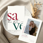 Reserva La Fecha Simple Burgundy Hunter Green Photo Save the Date<br><div class="desc">Estas tarjetas de 5" x 7" ahorran las tarjetas de fecha y presentan un diseño minimalista en letras verdes de borgoña y cazador con marcadores de posición en la parte posterior para los nombres de las parejas comprometidas, la fecha de boda y la información del lugar y tu foto favorita!...</div>