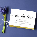 Reserva La Fecha Simple caligrafía moderna oro salva la fecha<br><div class="desc">Elegante Simple Caligrafía Moderna Boda de Relieve metalizado dorado Blanco y Negro Guardar la Tarjeta de Fecha. Si lo desea,  agregue la foto al dorso. Para una personalización más avanzada de este diseño,  haga clic en el botón "PERSONALIZAR" de arriba.</div>