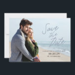 Reserva La Fecha Simple manuscrito Guardar la foto horizontal de fe<br><div class="desc">Esta tarjeta horizontal moderna permite guardar la tarjeta de fecha con un fotograma que llena la parte delantera de la tarjeta. "Save the Date" aparece en un elegante texto escrito a mano encima de la foto. El reverso ofrece texto personalizado para su sitio web boda.</div>