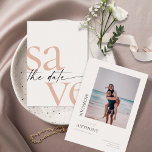 Reserva La Fecha Simple Rubor Black Photo Save The Date<br><div class="desc">Estas tarjetas de 5" x 7" ahorran la fecha de las tarjetas con un diseño minimalista en grandes letras negras y blandas sobre un fondo gris muy claro con marcadores de posición en la parte posterior para los nombres de las parejas comprometidas, fecha de boda e información del lugar y...</div>