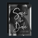 Reserva La Fecha Sobreposición moderna en blanco y negro | Foto<br><div class="desc">Estas modernas y elegantes bodas, salvo las tarjetas de cita, presentan su propia foto personal cubriendo completamente el fondo. Un simple overlay negro contiene tipografía de escritura blanca y moderna, y hay más espacio para su información en la parte posterior de la tarjeta. ¡Un aspecto elegante y luminoso que gustará...</div>