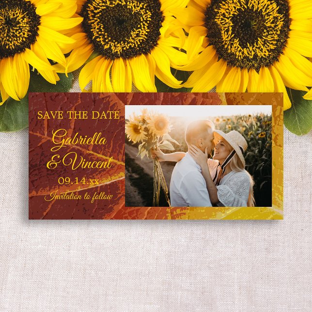 Reserva La Fecha Sombras de la boda de hojas de otoño salvan la fec (Set the tone for your Fall wedding with the Shades of Autumn Leaf Save the Date Photo Card.)