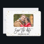 Reserva La Fecha Sparkle Gold Foto Caligrafía Save The Date<br><div class="desc">Diseño de tarjeta de "Save The Date" con escritura a mano y foto con destellos dorados. Cuenta con un espacio para una foto con un marco de esquinas redondeadas con gradiente, estrellas doradas falsas alrededor de los bordes, texto "save the date" con escritura a mano, todo sobre un fondo blanco....</div>