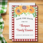 Reserva La Fecha Sunflower De Reunión Familiar<br><div class="desc">¿Estás planeando una reunión familiar? Hágale saber a tu familia la fecha de la reunión con estas encantadoras tarjetas Save The Date. Están decoradas con flores de color agua y follaje sobre un fondo rojo de verificación. Personalizable fácil. Acuarela original © Michele Davies.</div>