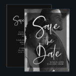 Reserva La Fecha Superposición moderna en blanco y negro | Foto<br><div class="desc">Estas modernas y elegantes tarjetas de anuncio de boda con tu propia foto cubriendo completamente el fondo. Una superposición negra transparente contiene tipografía de escritura de moda en blanco, y hay más espacio para tu información en el reverso de la tarjeta. Un aspecto glamuroso y elegante que tus invitados amarán....</div>