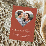 Reserva La Fecha Terracota Forma de corazón Fotomía Boda Guardar la<br><div class="desc">Infórmele a los huéspedes para que guarden la fecha de su boda con esta tarjeta de foto minimalista de bonito. El marco superpuesto colocará la foto con el corazón. Se prefieren fotos de dimensión cuadrada. Puede ajustar los límites de la imagen haciendo clic en "Personalizar esta plantilla", desplazándose hacia abajo...</div>