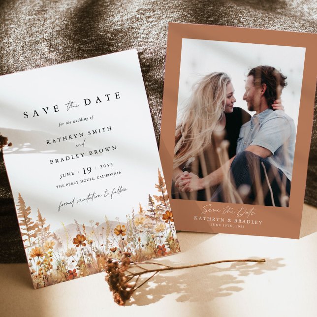 Reserva La Fecha Terracota Foto Fondo de Montaña de Flores Silvestr (Terracotta photo save the date wedding card with couple portrait and warm boho wildflower mountain )